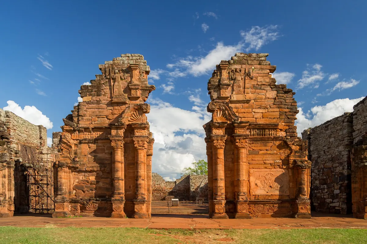 Ruiny jezuitského kostela z červeného pískovce v San Ignacio Miní v Misiones pod modrým nebem